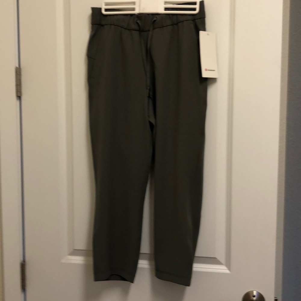 Lululemon “On the fly crop” woven grsg 4